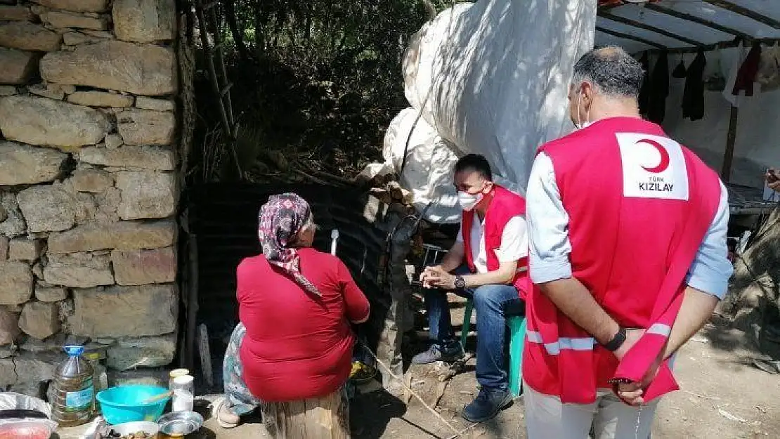 Evi Yanan Aileye Kızılay'dan Yardım Eli