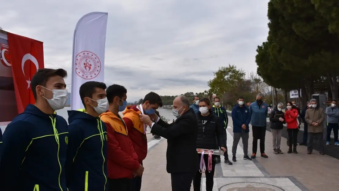 Ezeli rekabet kürek yarışlarında yaşandı