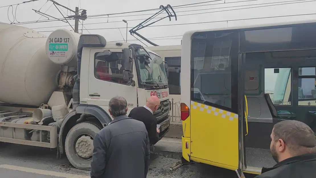 Faciadan Dönüldü: Beton Mikseri İett Otobüsüne Çarptı, 4 Kişi Yaralandı