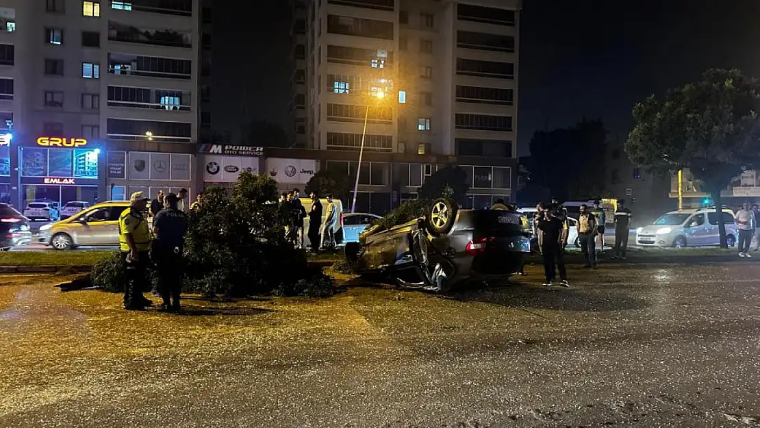 Feci kaza: Önce ağaçları yıktı, sonra takla atarak karşı seride uçtu