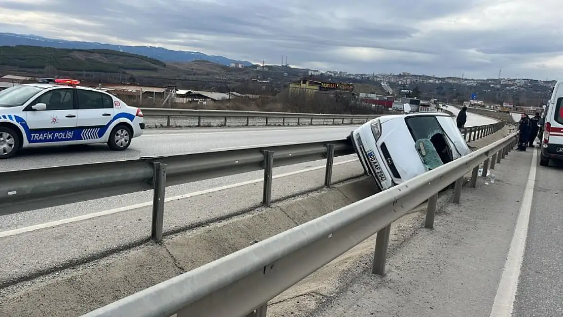 Feci kazada araç bariyerlere asılı kaldı: 2 yaralı