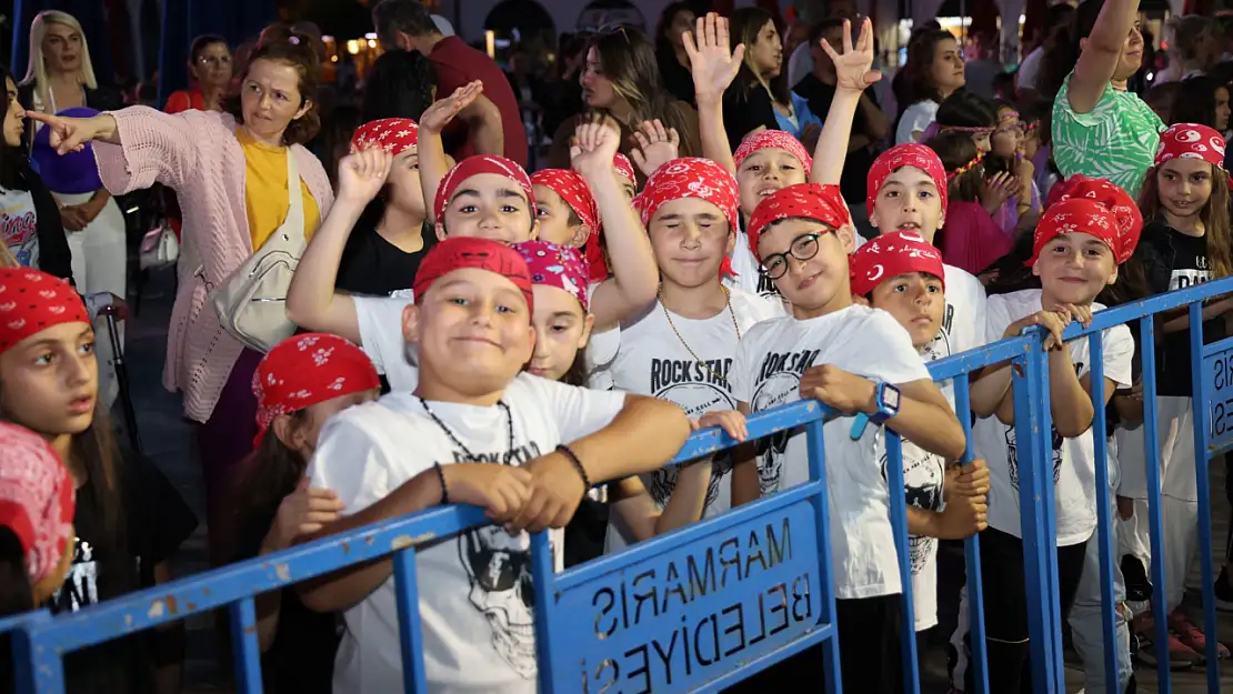 Festival renkli görüntülerle başladı