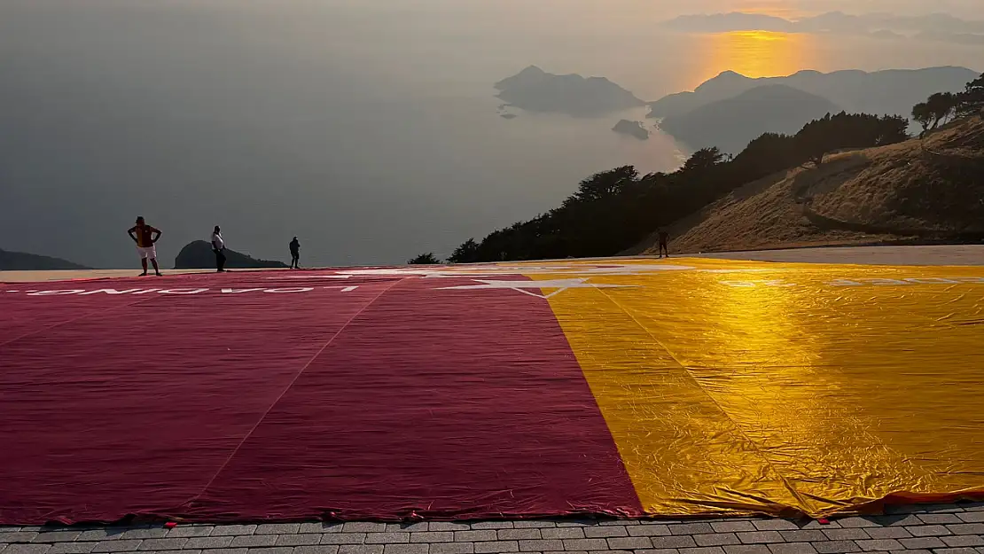 Fethiye Babadağ'da Türkiye'nin en büyük Galatasaray bayrağı açıldı