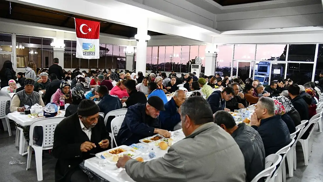 Fethiye Belediyesi'nin iftar yemeğine yoğun ilgi