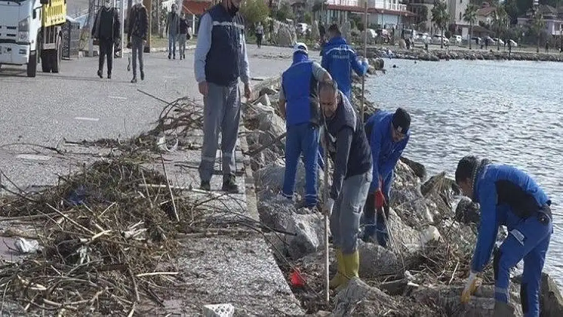 Fethiye Belediyesi, şiddetli yağmurun izlerini siliyor