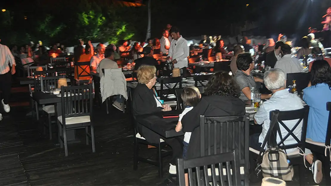 Fethiye'de Barbunn Cafe Bistro'da Yaz Konserleri Başladı, Gamze Dursun Sahne Aldı