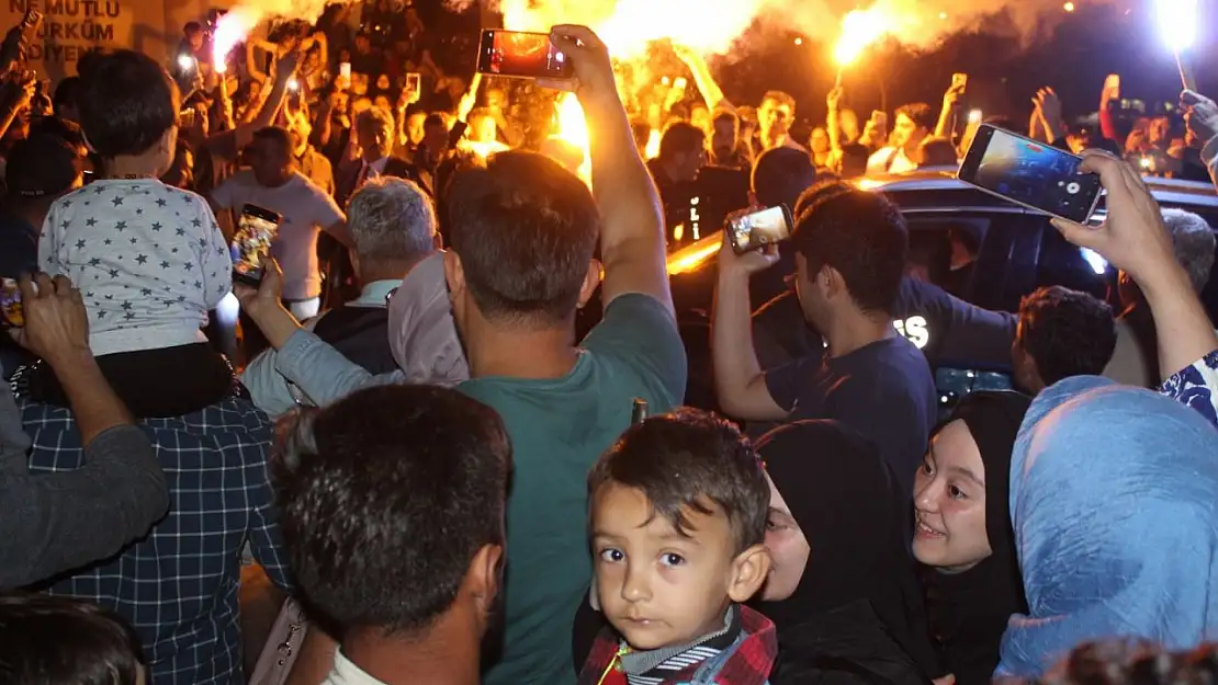 Fethiye'de binlerce kişi TOGG'u karşıladı