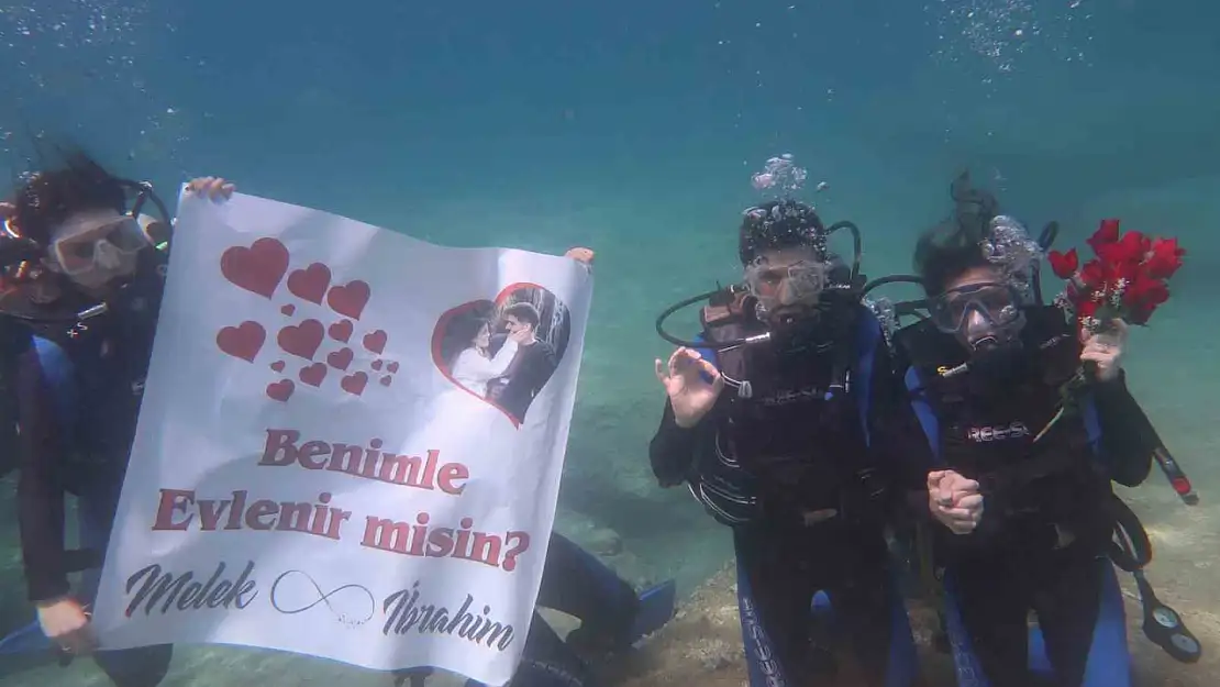 Fethiye'de deniz altında afişli evlilik teklifi