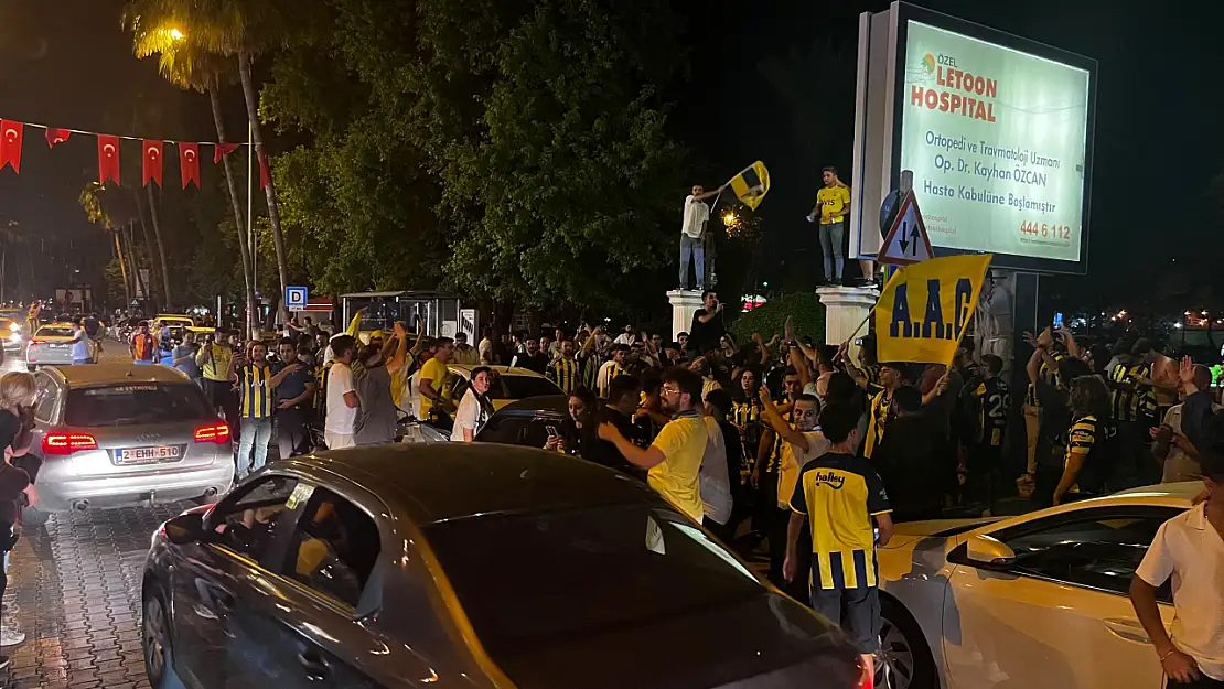 Fethiye'de Fenerbahçe taraftarı galibiyeti kutladı
