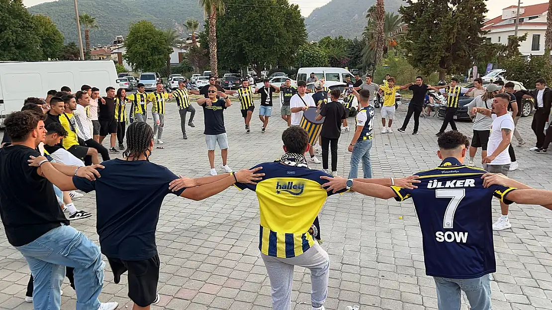 Fethiye'de Fenerbahçe Taraftarlar, Maç Saatini Coşkuyla Bekliyor