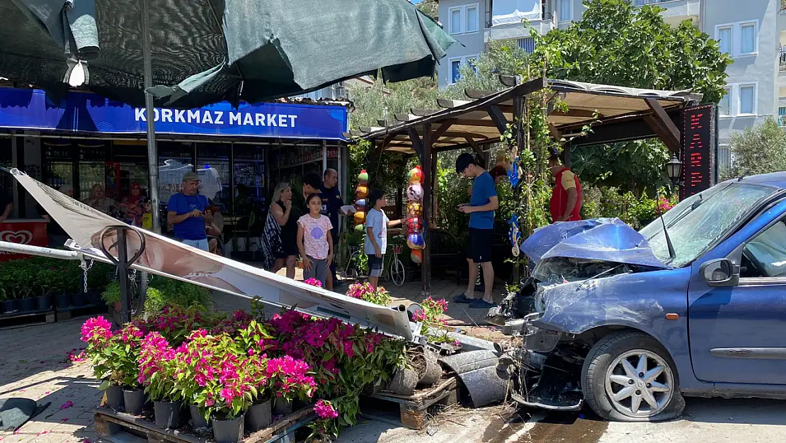 Fethiye'de Otomobili Elektrik Direği Durdurabildi 2 Yaralı