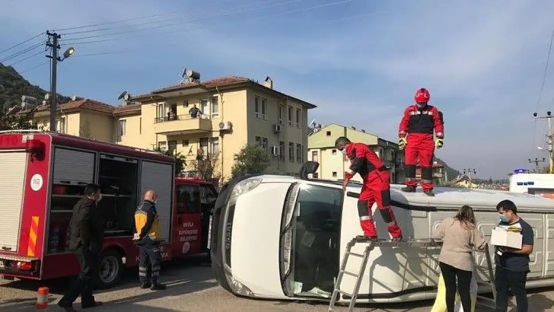 Fethiye'de otomobille minibüs çarpıştı: 2 yaralı