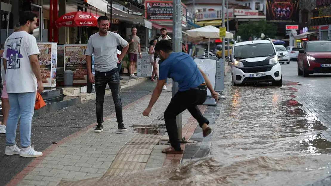 Fethiye'de sağanak yağış etkili oldu