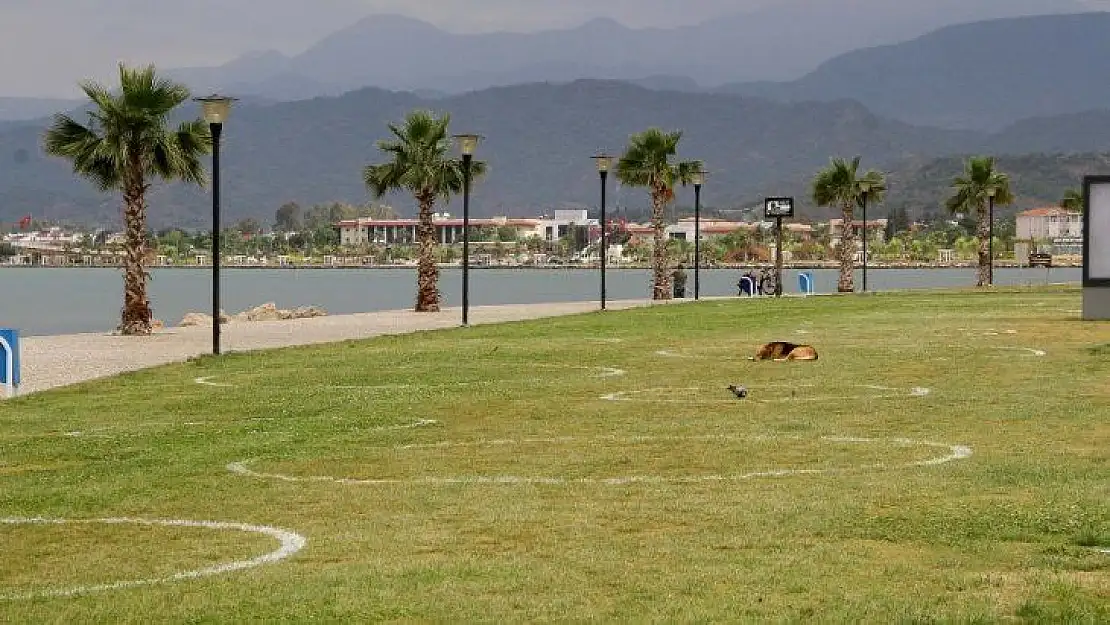 Fethiye'de sahil bandında çemberli sosyal mesafe dönemi