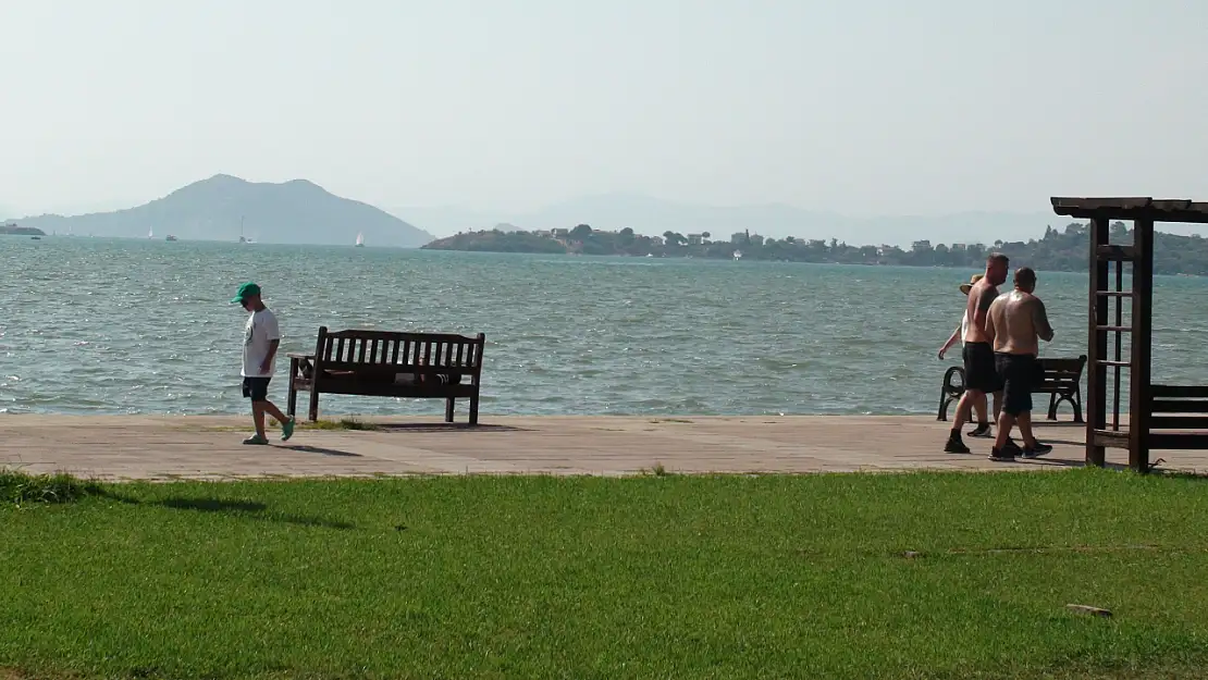 Fethiye'de sıcak hava sahil yolunu boşalttı