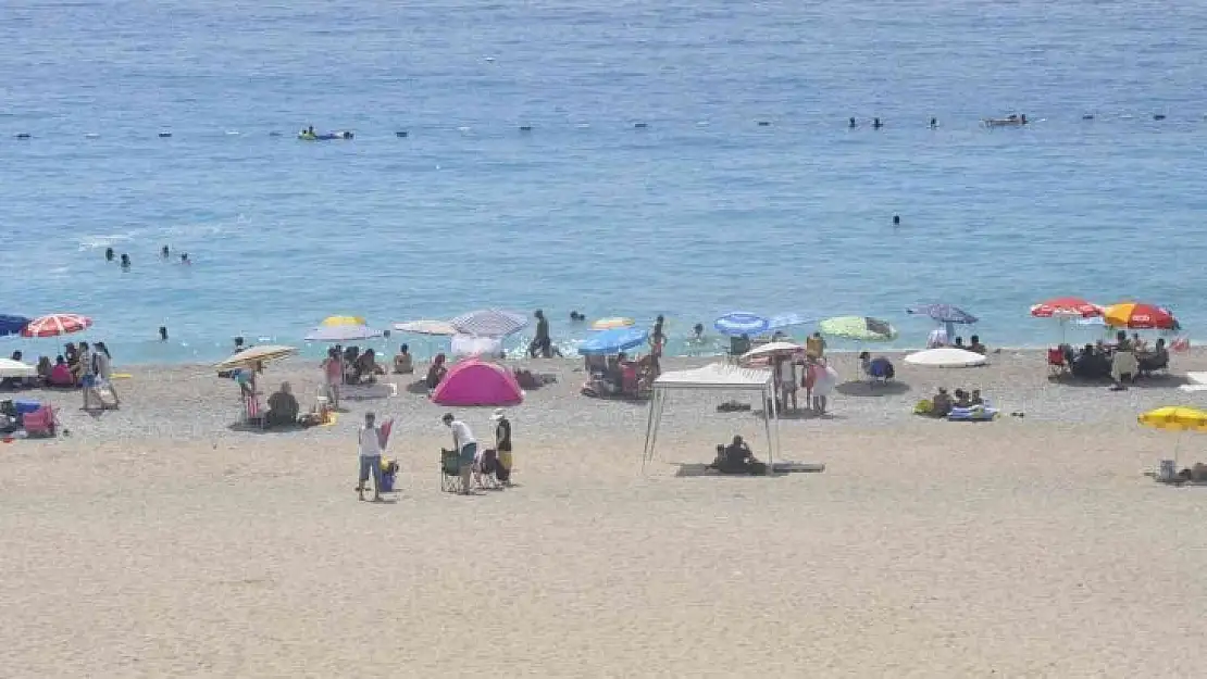 Fethiye'de sıcaktan bunalan yerli ve yabancı tatilciler Ölüdeniz'e koştu