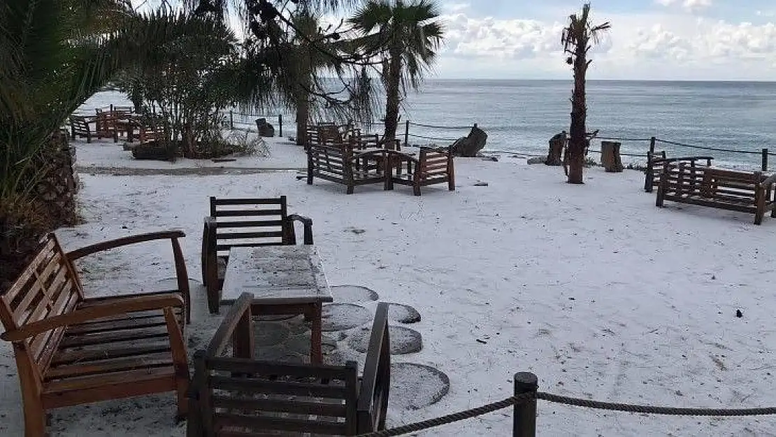 Fethiye'deki dolu sahili beyaz örtü ile kapladı