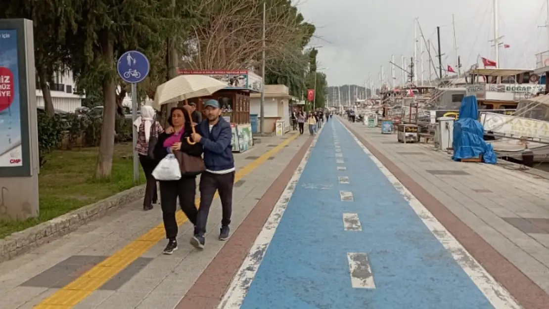 Fethiye gök gürültülü sağanak yağışa teslim oldu