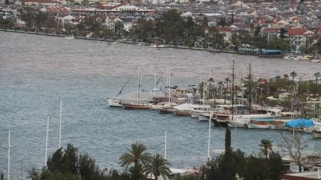 Fethiye Körfezi kahverengiye boyandı