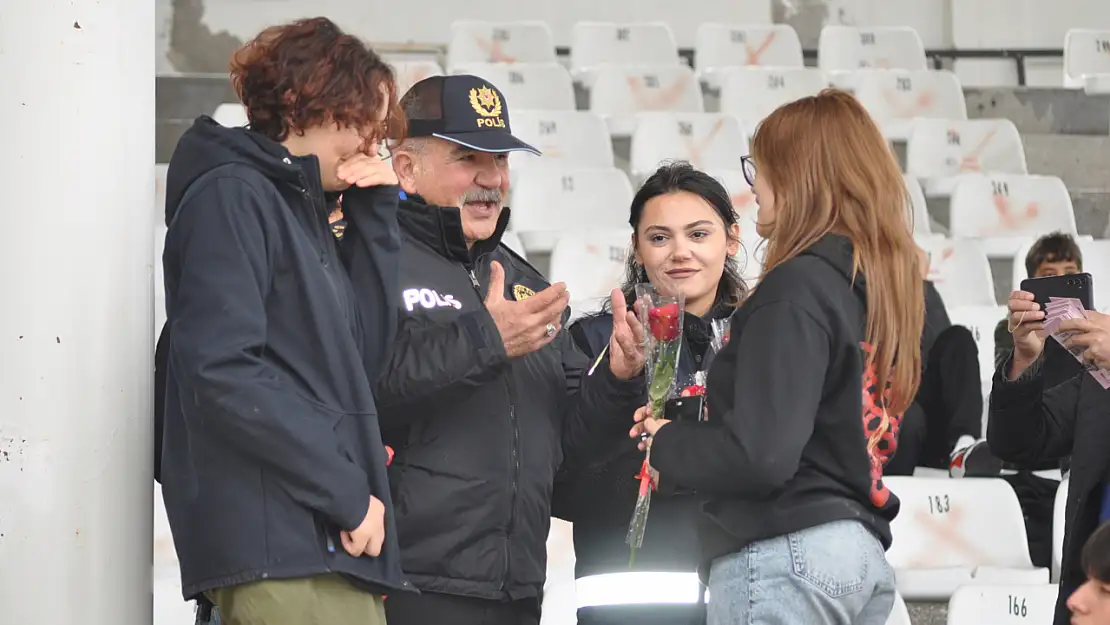 Fethiye Polisi, kadın seyircileri unutmadı