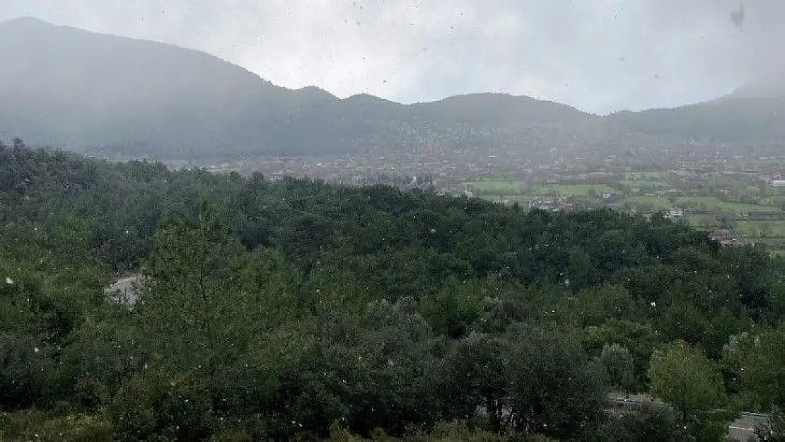 Fethiye'ye kar yağdı, vatandaşlar şaşırdı