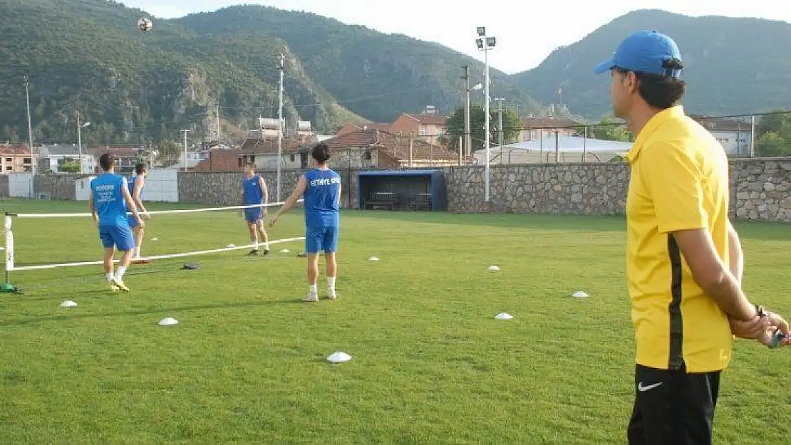 Fethiye'deki Futbolcular Sahaya İndi