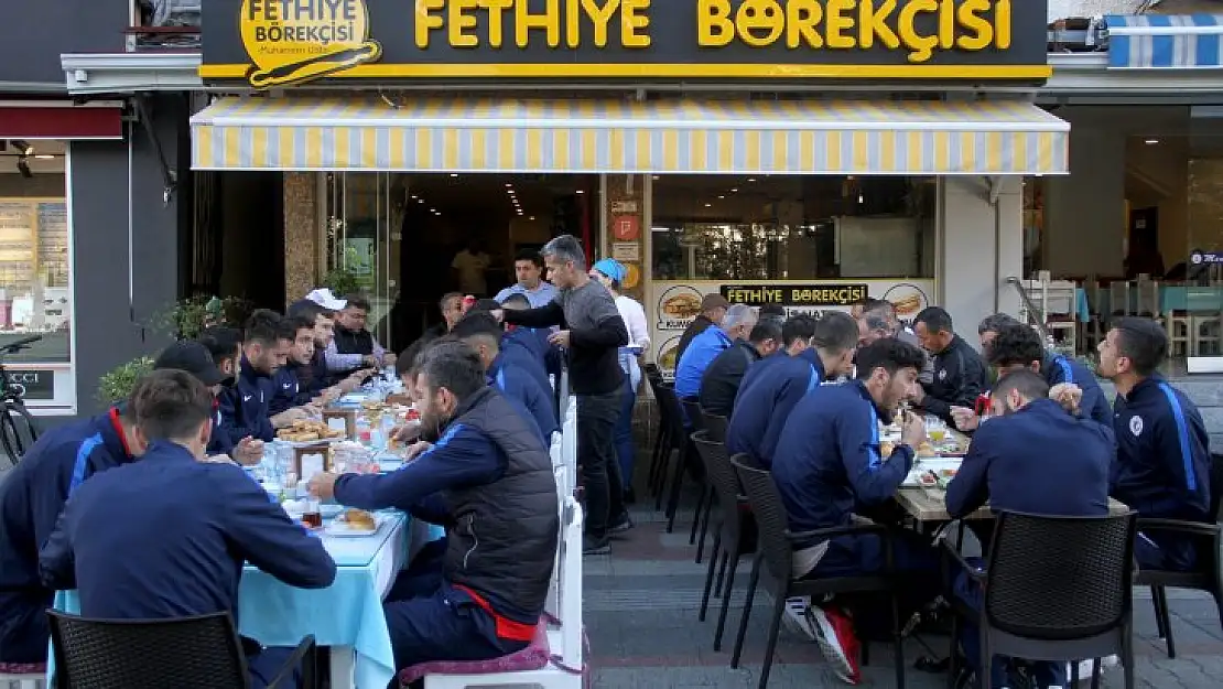 Fethiyespor'a börek ziyafeti