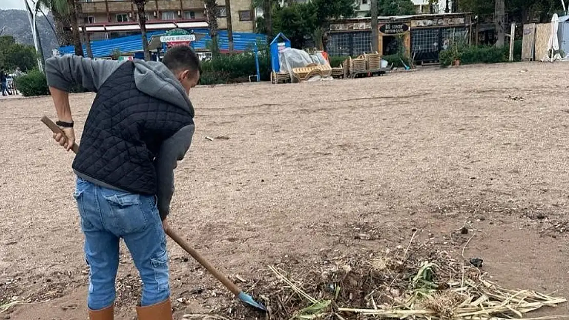 Fırtına Ardından Sahil Boyunca Temizlik