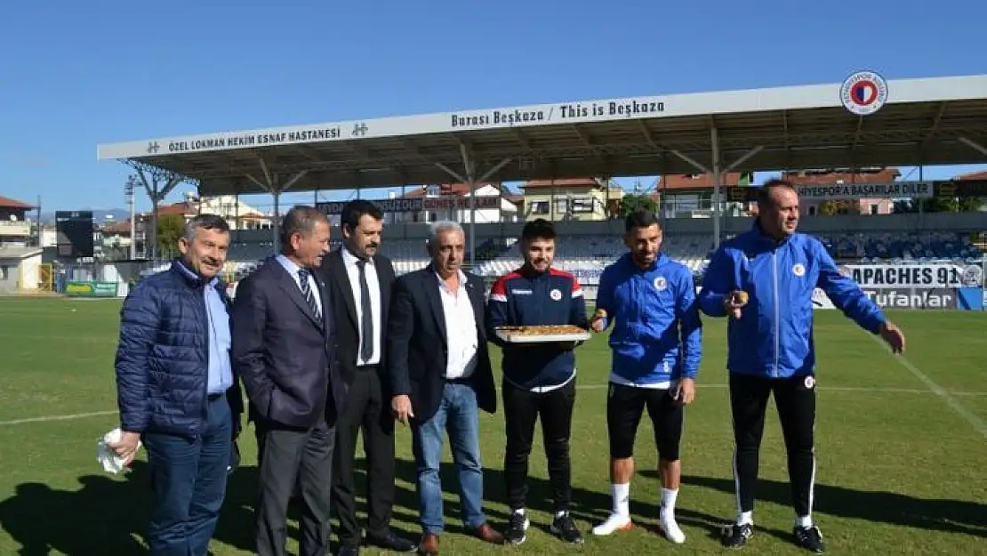 Futbolculara baklava ziyafeti