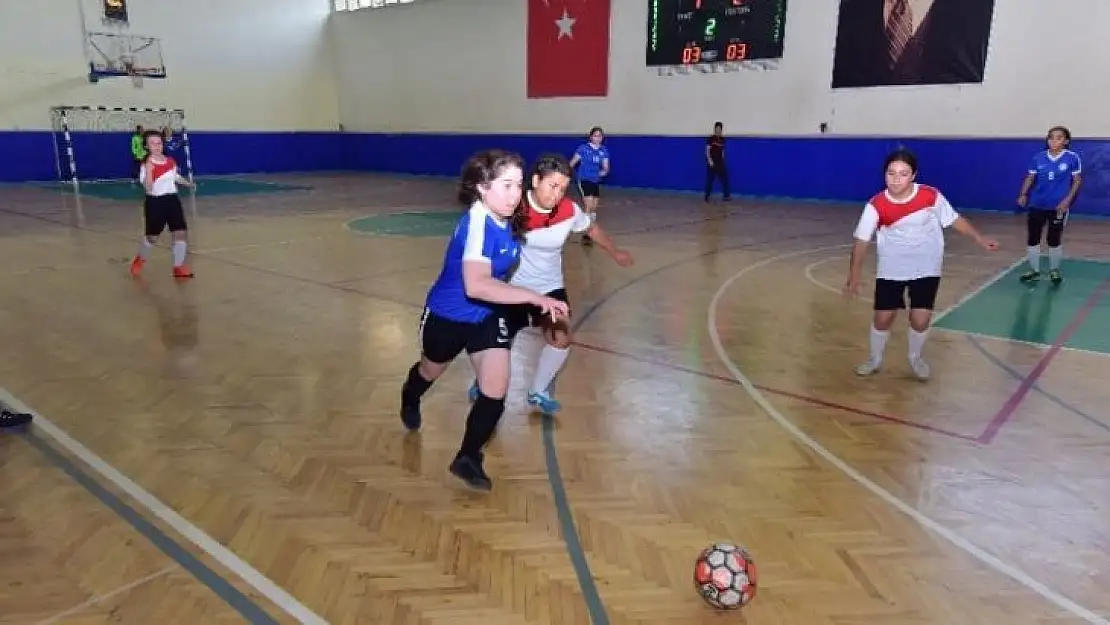 Genç erkek ve Genç kızlar futsal karşılaşmaları devam ediyor