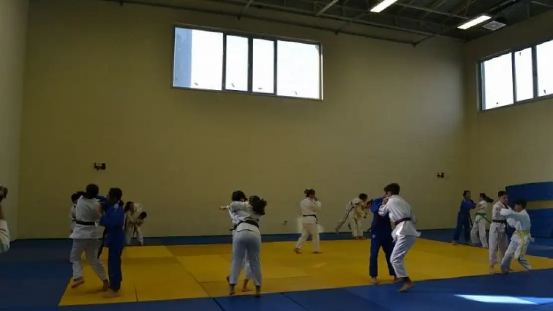 Gençler judo maçları yaptı