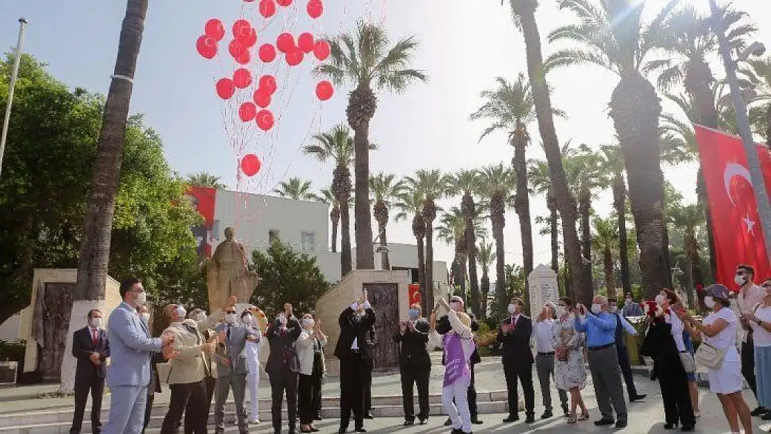 Gençler kutlamaya gelemeyince ay yıldızlı balon uçurdular