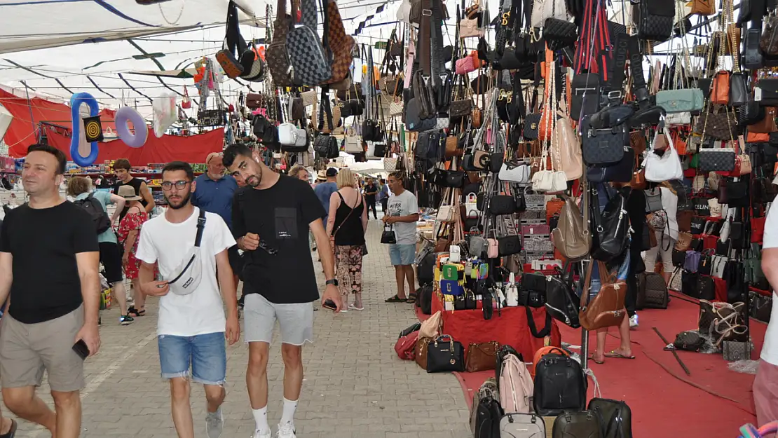 Giyim pazarına yabancı turist akını