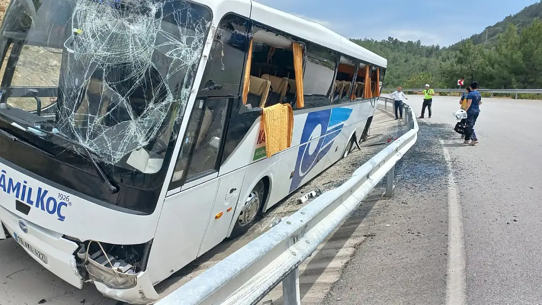 Kontrolden Çıkan Otobüs Refüje Çarptı