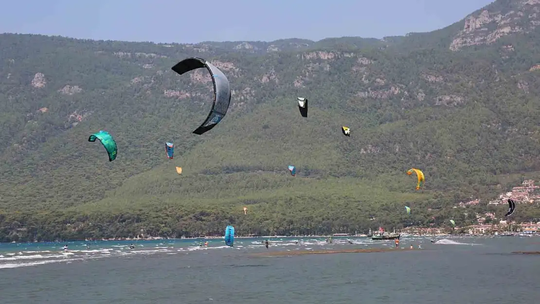 Gökova Körfezi'ni kitesurfçüler renklendiriyor