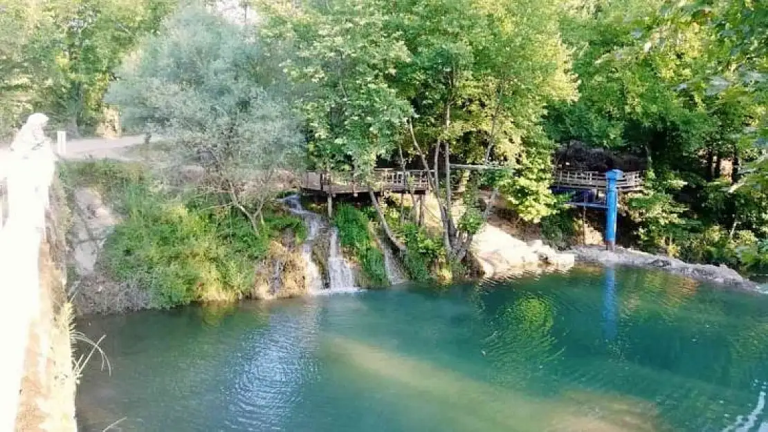 Göktepe sakinleri doğal havuzda serinliyor