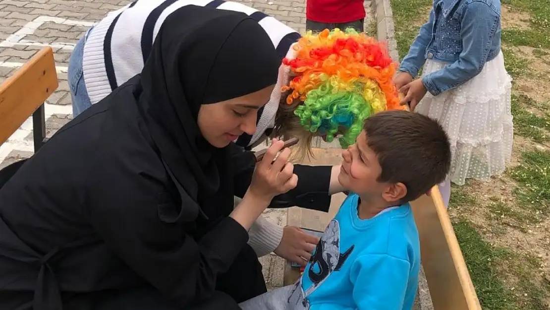 Gönüllü gençler, ilkokul öğrencileri ile bir araya geldi