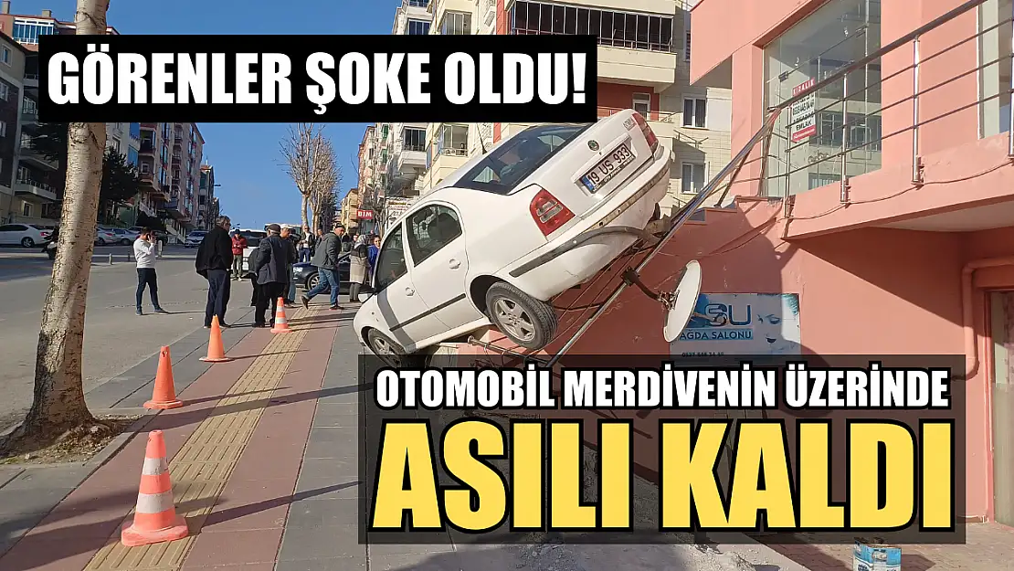 Görenler şoke oldu! Otomobil merdivenin üzerinde asılı kaldı