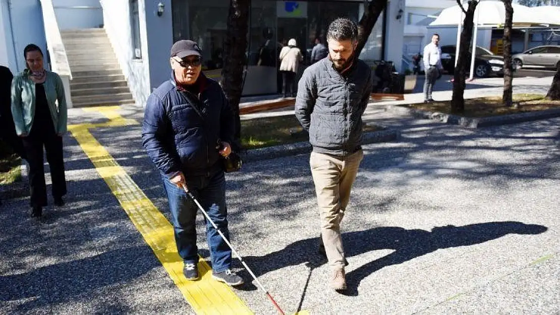 Görme engelli vatandaşlardan Karaca'ya teşekkür