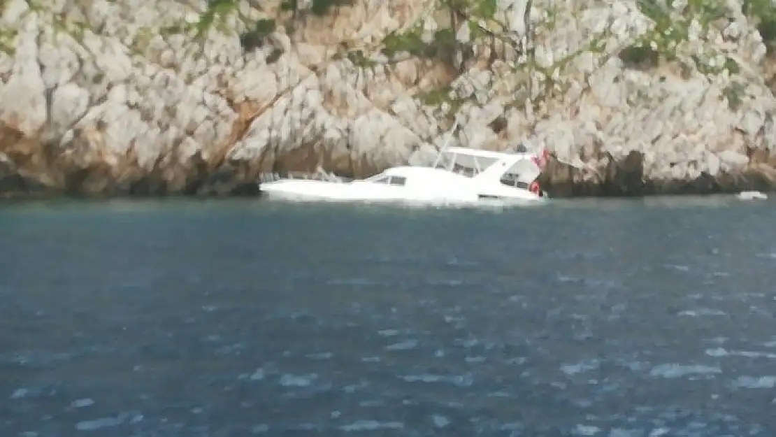 Güney Ege'de su alan teknenin imdadına sahil güvenlik yetişti