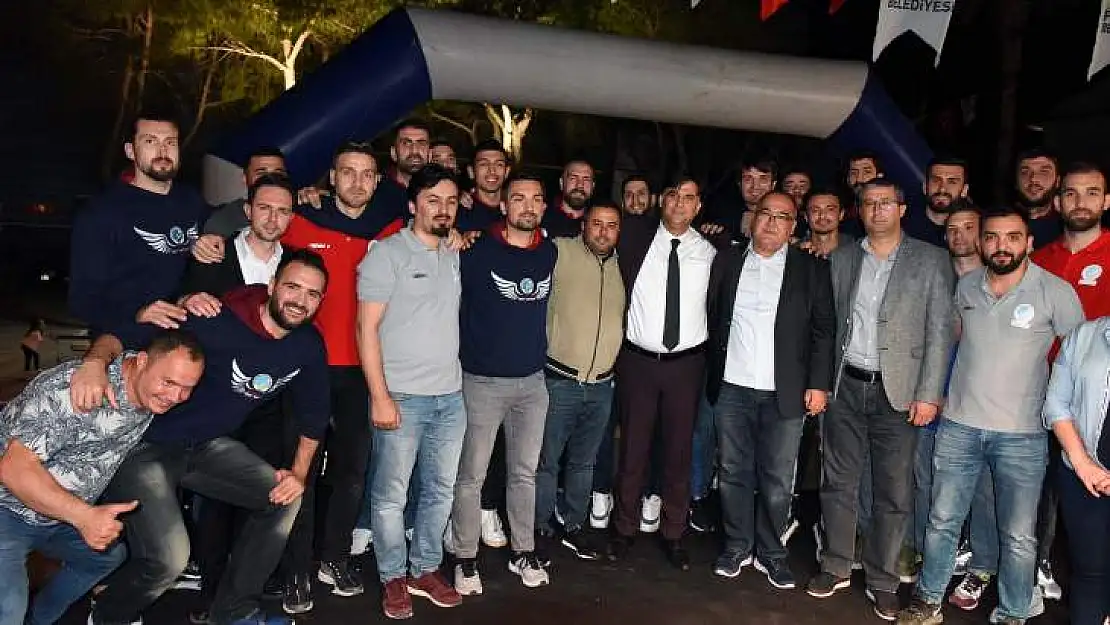 FETHİYE'DE BASKETBOLCULARA COŞKULU KUTLAMA