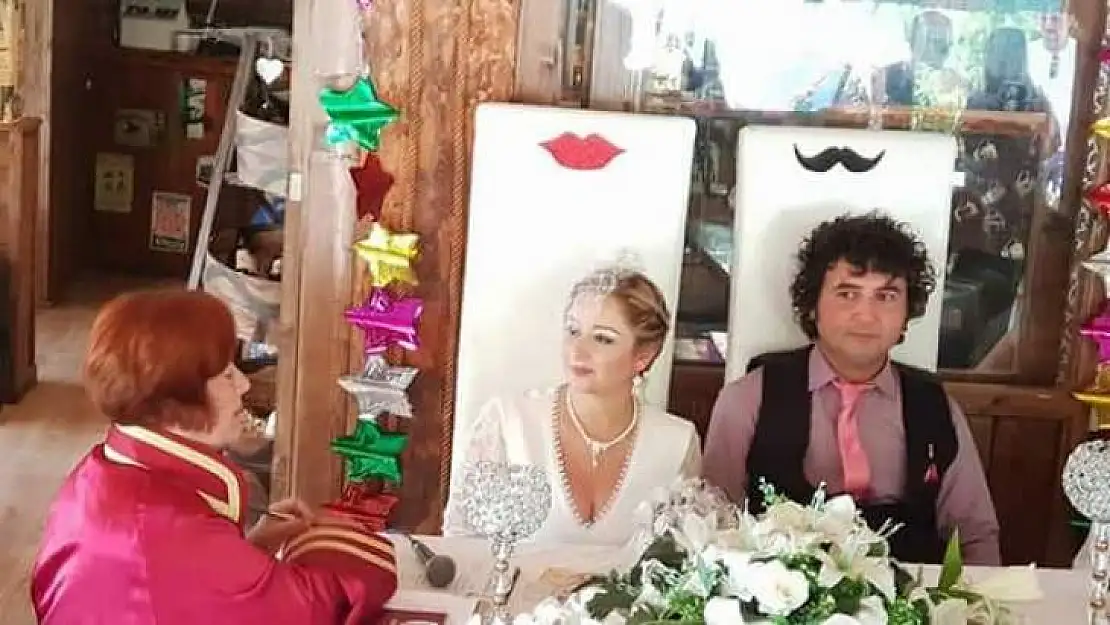 Nikah Memuru Evlilik Cüzdanlarını Karıştırınca... (video)