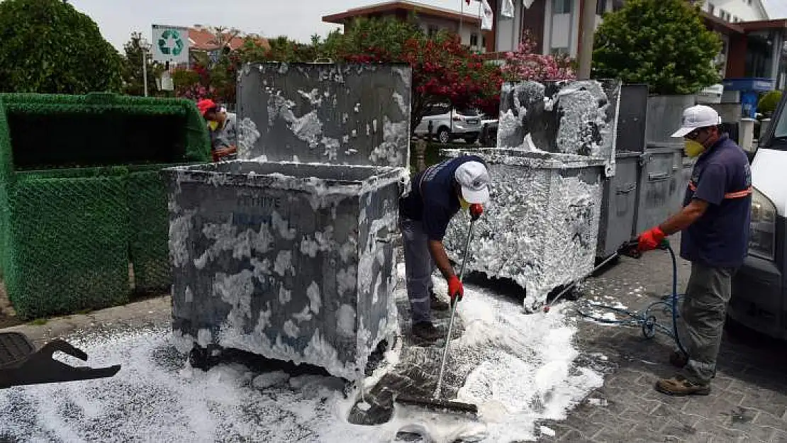 ÇÖP KONTEYNIRLARI DEZENFEKTE EDİLİYOR