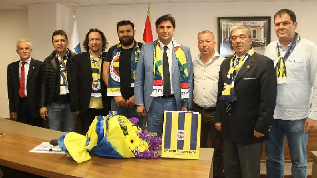 BELEDİYE BAŞKANINA FENERBAHÇE ÜYE KARTI