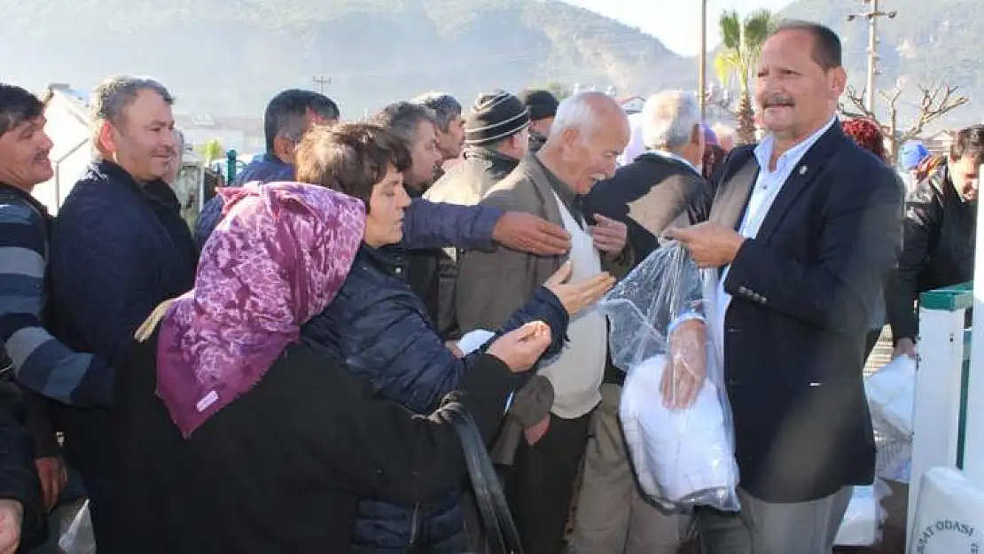 CUMA PAZARINDA ÜCRETSİZ BEZ TORBA DAĞITILDI