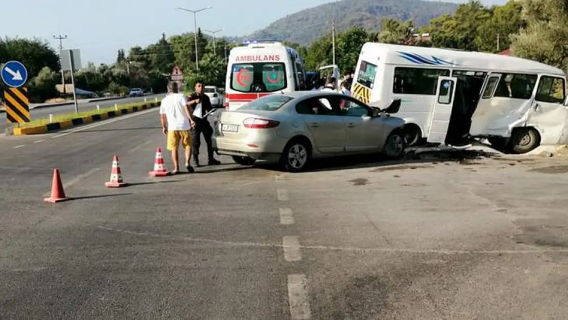 Otomobil ile minibüs çarpıştı: 9 yaralı