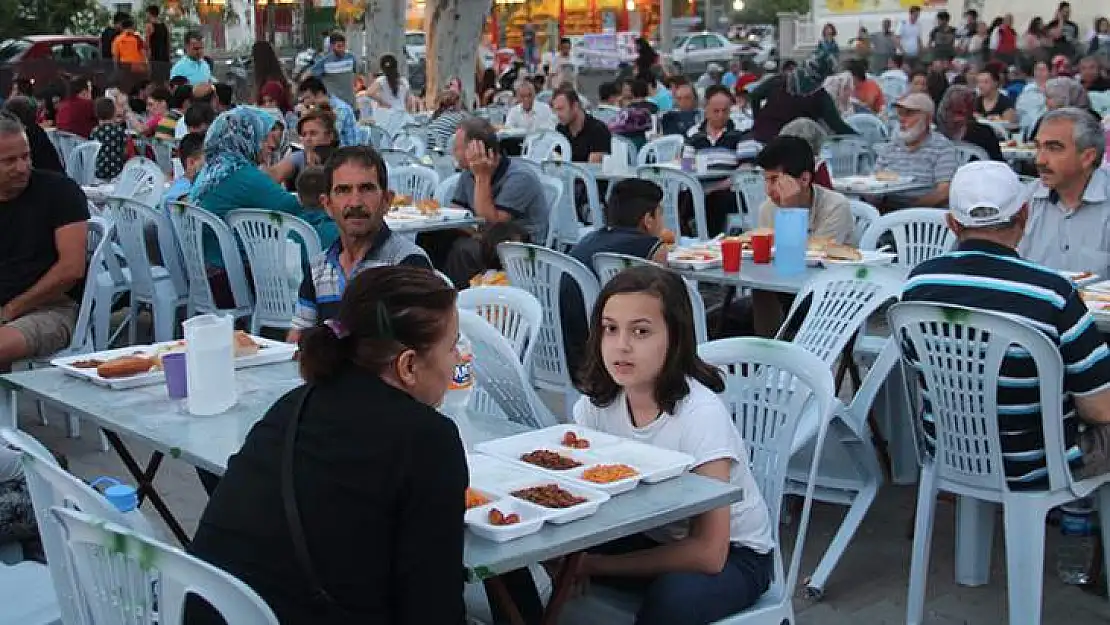 Ay Işığı'nın İftar Çadırı'na Yoğun Katılım