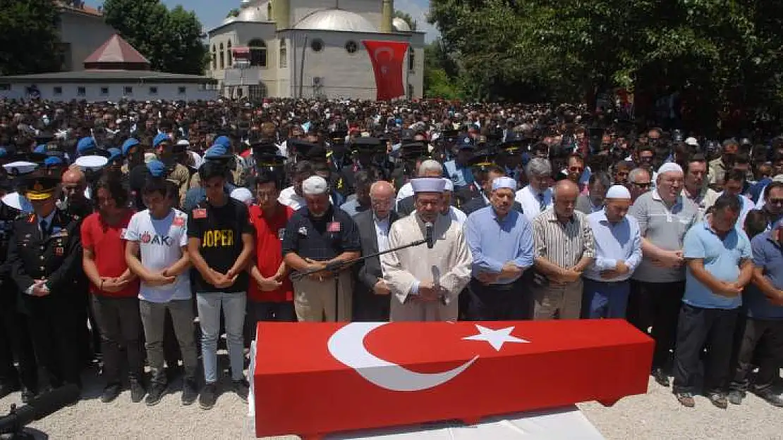 FETHİYE ŞEHİDİNİ BAĞRINA BASTI