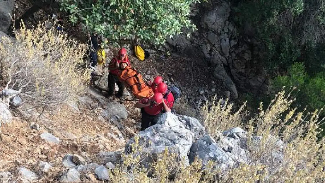 KAYALIKLARDAN DÜŞEN ABD'Lİ KADIN TURİST, JAK TİMİ VE ASKERİ HELİKOPTERLE KURTARILDI