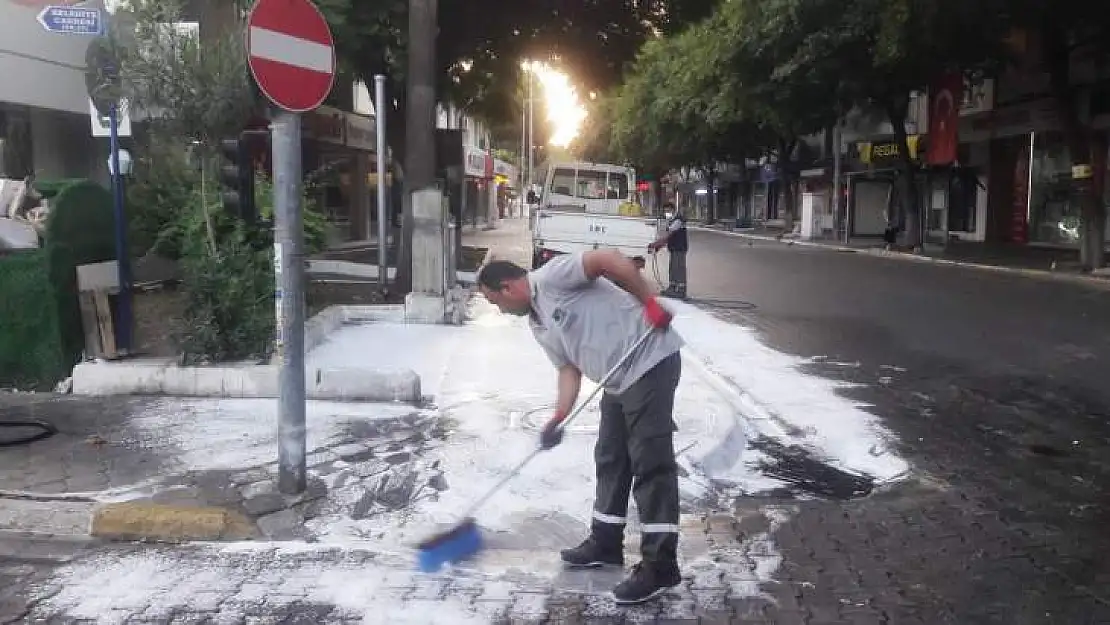 5 bin 300 çöp konteynırı dezenfekte ediliyor